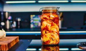 Ein Glas mit fermentiertem Chinakohl, bereit für das Kimchi Rezept.