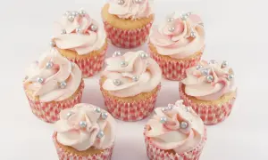 Mini Muffins mit zartrosa Frosting und silbernen Perlen, perfekt für ein mini muffins rezept.