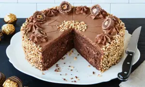 Schokoladentorte mit Haselnüssen und Ferrero Rocher Kugeln, eine köstliche Rocher Torte.