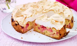 Saftiger Rhabarberkuchen mit luftigem Baiser, ein Genuss für jeden Kaffeetisch.