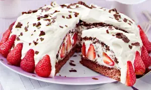 Eine köstliche Erdbeer Stracciatella Torte mit viel Sahne, frischen Erdbeeren und Schokostückchen. Ein Genuss für jeden Anlass!