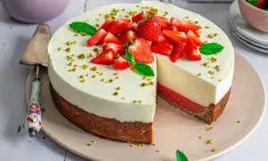 Eine köstliche Erdbeer Joghurt Torte mit frischen Erdbeeren, Minze und Pistazien.