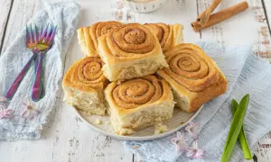 Frisch gebackene Zimtschnecken, die zum Nachbacken einladen. Ein köstliches zimtschnecken rezept für jeden Anlass.