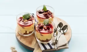 Köstliche Desserts im Glas: Cremig, fruchtig, mit Kirschen und Nüssen – so kann man pflaumen aus dem Glas genießen.