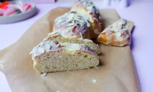 Süßer Hefezopf, frisch gebacken und mit Zuckerguss und Mandelsplittern verziert. Ein tolles Rezept für den Kaffeetisch.