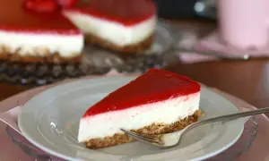 Ein Stück fruchtige Ostertorte mit Erdbeer-Gelee. Perfekt für eine ostertorte schnell und einfach Zubereitung.