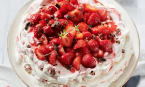 Eine luftige Erdbeer Baiser Torte mit frischen Erdbeeren und Schokostreuseln, ein Genuss für Augen und Gaumen.