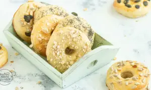 Frisch gebackene Bagels mit Haferflocken, Mohn und Kernen. Ein tolles Bagel Rezept für jeden Tag.