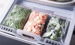 Gefrierbeutel mit Erbsen, Karotten und Brokkoli im Gefrierschrank. So kann man Gemüse einfrieren und länger haltbar machen.