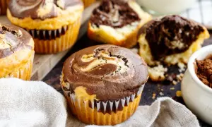 Saftige Marmor Muffins mit Swirls aus hellem und dunklem Teig, perfekt für den Kaffeetisch.