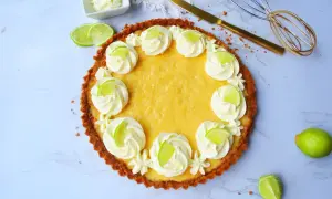 Ein köstlicher Key Lime Pie, verziert mit Sahnetuffs und Limettenscheiben.