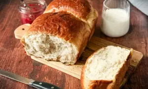Frisch gebackenes Brioche-Brot, bereit zum Genießen mit Marmelade und Milch. Ein köstliches Brioche Rezept.