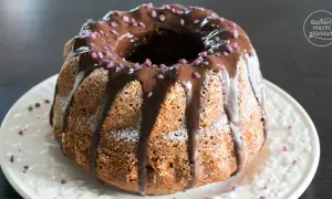 Ein saftiger Rotweinkuchen mit Schokoladenglasur und lila Streuseln. Dieses Rotweinkuchen Rezept ist ein Genuss!