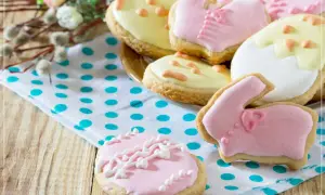 Bunte Osterkekse, ein einfaches Rezept für den Frühling. Hasen, Eier und Blumen auf einem Tupf-Tuch.