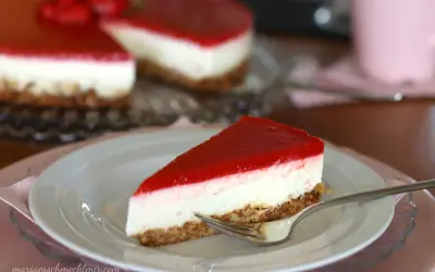 Ein Stück fruchtige Ostertorte mit Erdbeer-Gelee. Perfekt für eine ostertorte schnell und einfach Zubereitung.