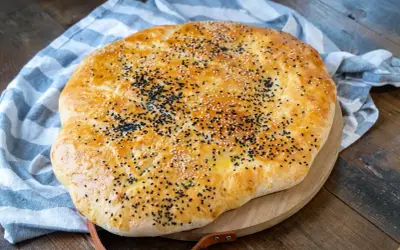Goldbraunes Fladenbrot, bestreut mit Sesam und Schwarzkümmel, perfekt für ein einfaches Fladenbrot Rezept.