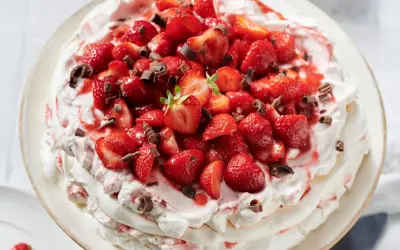 Eine luftige Erdbeer Baiser Torte mit frischen Erdbeeren und Schokostreuseln, ein Genuss für Augen und Gaumen.