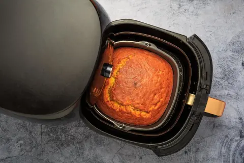 Ein goldbrauner Kuchen im Airfryer, bereit zum Genießen.
