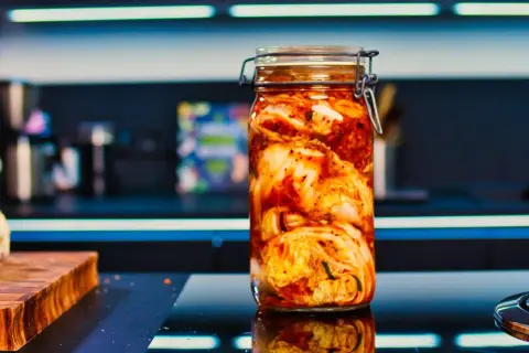 Ein Glas mit fermentiertem Chinakohl, bereit für das Kimchi Rezept.