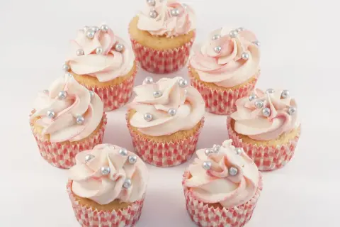 Mini Muffins mit zartrosa Frosting und silbernen Perlen, perfekt für ein mini muffins rezept.