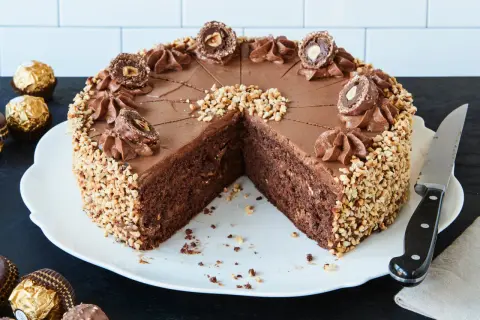 Schokoladentorte mit Haselnüssen und Ferrero Rocher Kugeln, eine köstliche Rocher Torte.