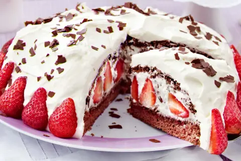 Eine köstliche Erdbeer Stracciatella Torte mit viel Sahne, frischen Erdbeeren und Schokostückchen. Ein Genuss für jeden Anlass!