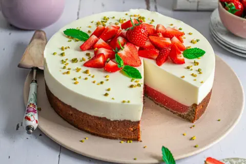 Eine köstliche Erdbeer Joghurt Torte mit frischen Erdbeeren, Minze und Pistazien.
