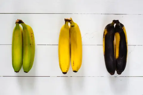 Drei Paare Bananen: grün, gelb und braun. Perfekt für Bananenbrot oder zum Bananen einkochen.
