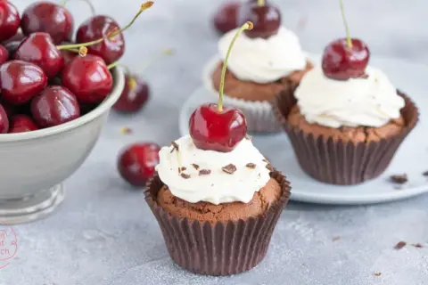 Schoko Kirsch Muffins mit Sahne und frischen Kirschen. Ein Genuss für alle Sinne!
