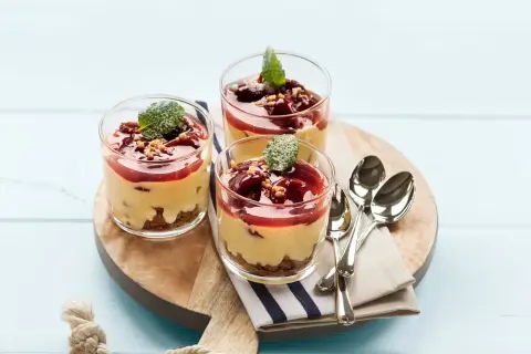 Köstliche Desserts im Glas: Cremig, fruchtig, mit Kirschen und Nüssen – so kann man pflaumen aus dem Glas genießen.