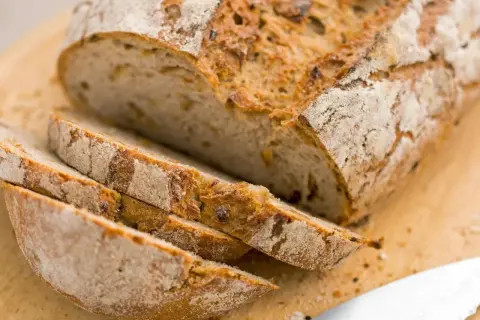 Frisch gebackenes Zwiebelbrot, in Scheiben geschnitten, bereit für ein köstliches Zwiebelbrot Rezept.
