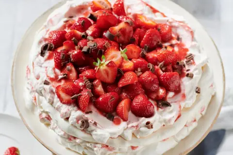 Eine luftige Erdbeer Baiser Torte mit frischen Erdbeeren und Schokostreuseln, ein Genuss für Augen und Gaumen.
