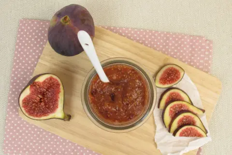 Frische Feigen und ein Glas selbstgemachter Feigensenf. Perfekt, um tessiner feigensenf selber machen zu lernen.