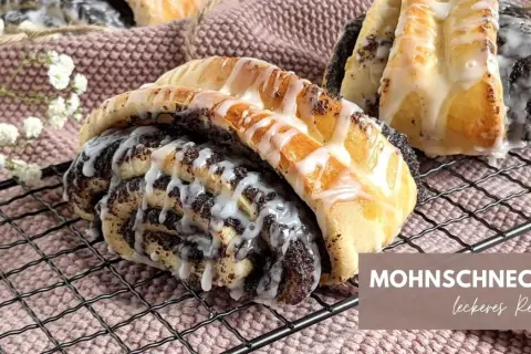 Mohnschnecken mit Zuckerguss auf einem Gitter, ein leckeres Rezept für süße Momente.