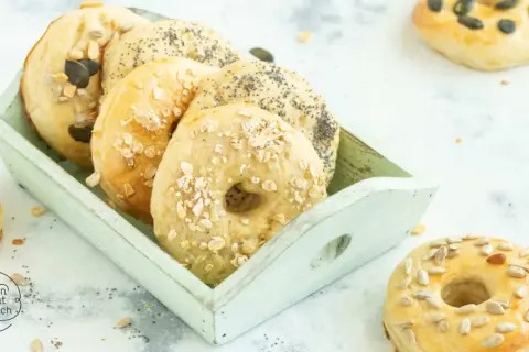 Frisch gebackene Bagels mit Haferflocken, Mohn und Kernen. Ein tolles Bagel Rezept für jeden Tag.