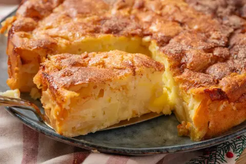 Goldbrauner Apfelkuchen, frisch aus dem Ofen. Dieses Apfelkuchen Rezept ist ein Genuss!