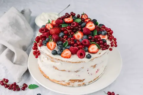 Himbeer Mascarpone Torte, üppig belegt mit frischen Beeren und Minze. Ein Fest für die Sinne!