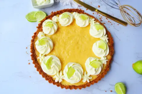 Ein köstlicher Key Lime Pie, verziert mit Sahnetuffs und Limettenscheiben.