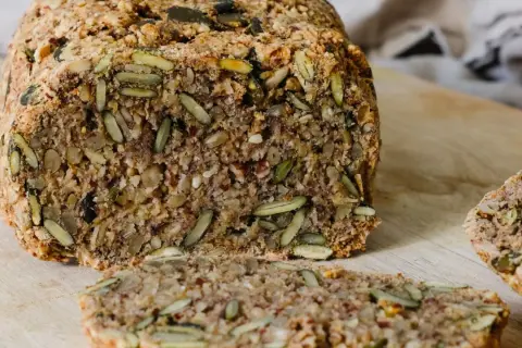 Saatenbrot rezept: Ein rustikales Brot voller Sonnenblumenkerne, Kürbiskerne und Leinsamen, perfekt für ein gesundes Frühstück.