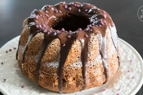 Ein saftiger Rotweinkuchen mit Schokoladenglasur und lila Streuseln. Dieses Rotweinkuchen Rezept ist ein Genuss!