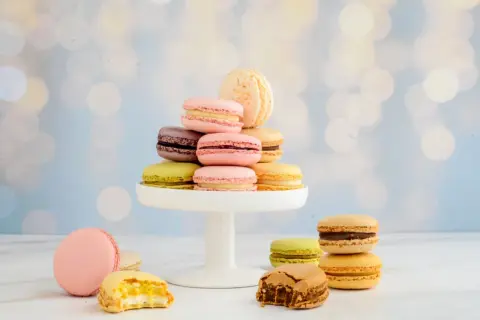 Bunte Macarons auf einem weißen Tortenständer, ein leckeres Macarons rezept zum Nachmachen.