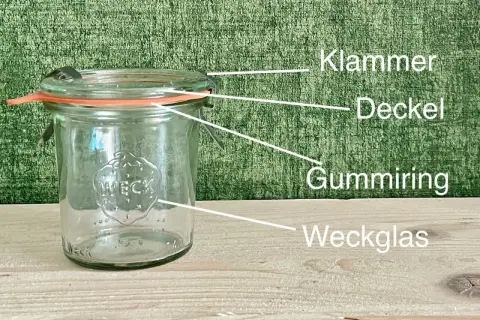 Ein Weckglas mit Klammer, Deckel und Gummiring. Perfekt für die Einkochzeiten Tabelle Weck.