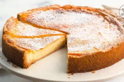 Ein köstlicher veganer Cheesecake, bestäubt mit Puderzucker, wartet darauf, genossen zu werden.
