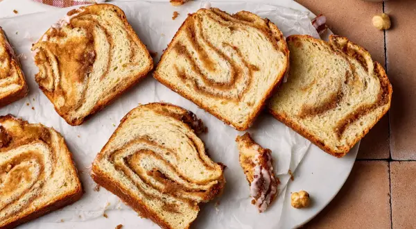 Süßer Nusszopf, frisch gebacken, mit zarter Glasur. Dieses Nusszopf Rezept ist ein Genuss!