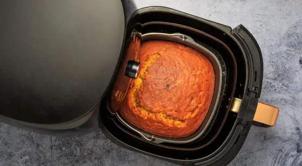 Ein goldbrauner Kuchen im Airfryer, bereit zum Genießen.