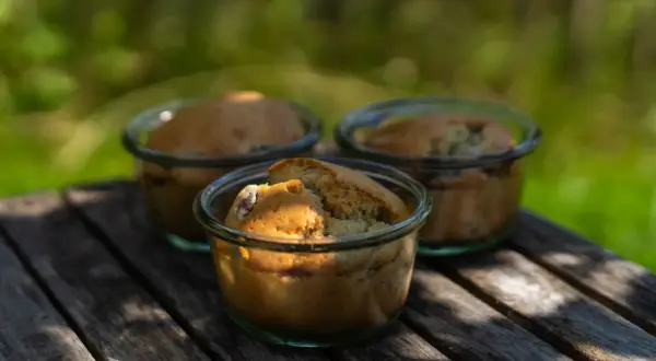 Drei Gugelhupf-Muffins im Weck Glas (280 ml) auf Holztisch. Ein einfaches Rezept für den Sommer.