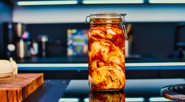 Ein Glas mit fermentiertem Chinakohl, bereit für das Kimchi Rezept.