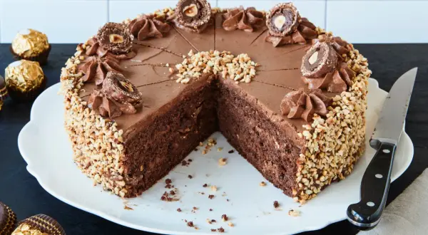Schokoladentorte mit Haselnüssen und Ferrero Rocher Kugeln, eine köstliche Rocher Torte.