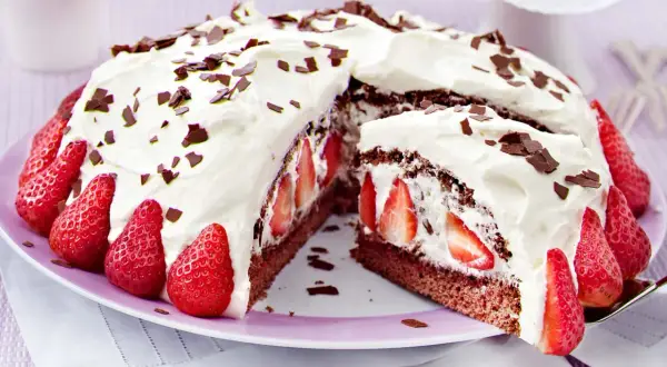 Eine köstliche Erdbeer Stracciatella Torte mit viel Sahne, frischen Erdbeeren und Schokostückchen. Ein Genuss für jeden Anlass!