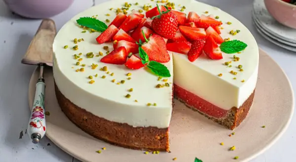Eine köstliche Erdbeer Joghurt Torte mit frischen Erdbeeren, Minze und Pistazien.
